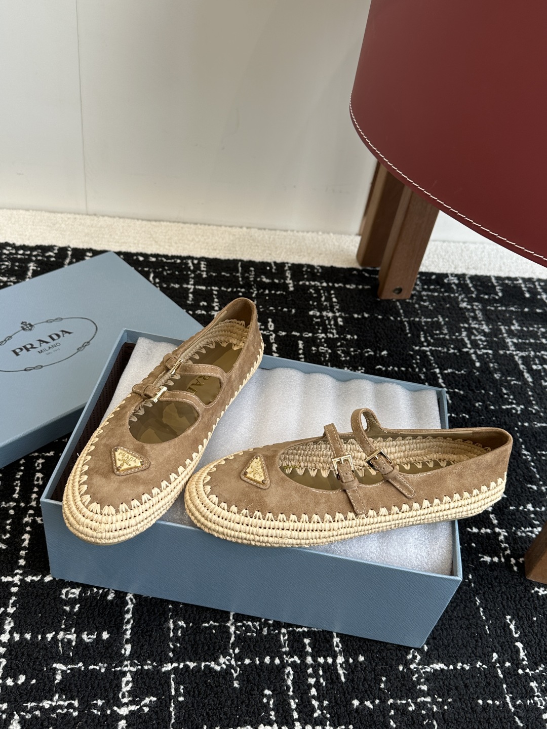 代购级
Prada 普拉达25新款经典三角扣 手工草编渔夫玛丽珍鞋 

复古手工编织意韵融于日常以现代笔