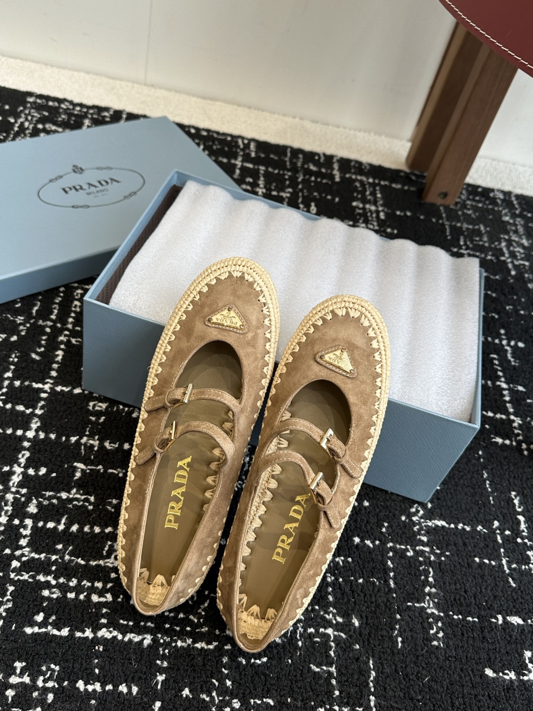 代购级
Prada 普拉达25新款经典三角扣 手工草编渔夫玛丽珍鞋 

复古手工编织意韵融于日常以现代笔