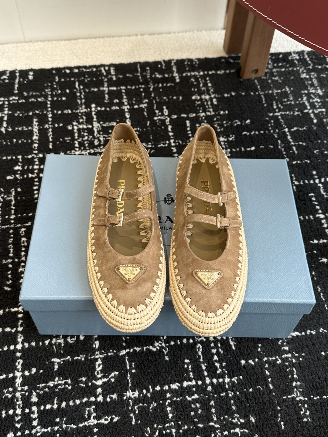 代购级
Prada 普拉达25新款经典三角扣 手工草编渔夫玛丽珍鞋 

复古手工编织意韵融于日常以现代笔