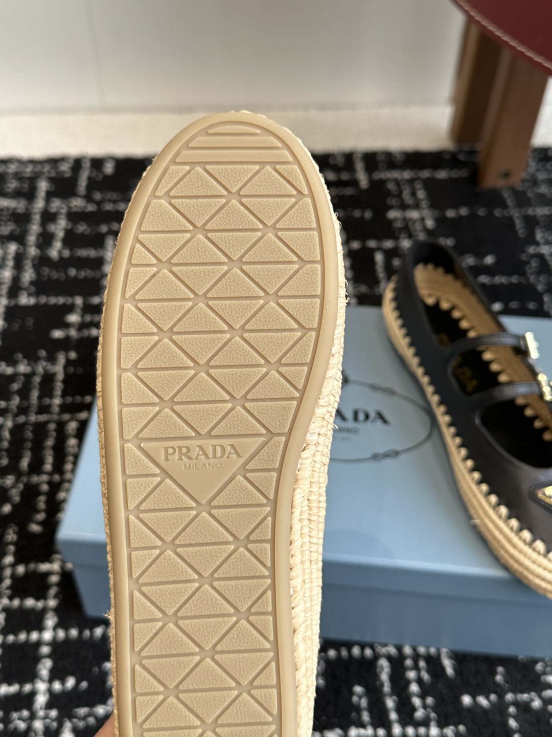 代购级
Prada 普拉达25新款经典三角扣 手工草编渔夫玛丽珍鞋 

复古手工编织意韵融于日常以现代笔