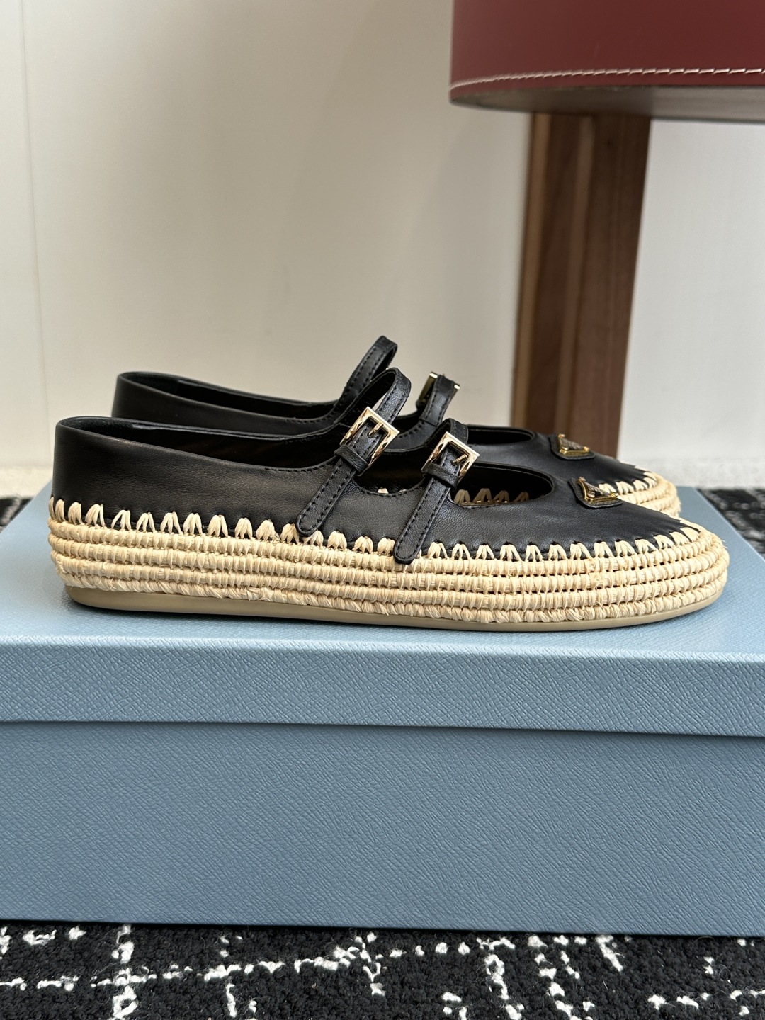 代购级
Prada 普拉达25新款经典三角扣 手工草编渔夫玛丽珍鞋 

复古手工编织意韵融于日常以现代笔