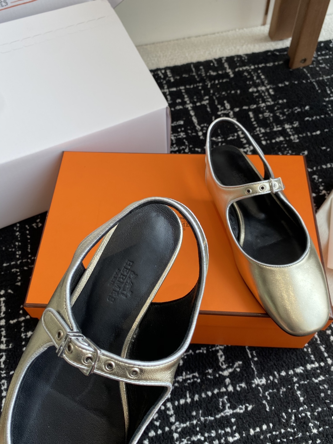 东莞代购级（官网同步✈️盒包装）
Hermes 爱马仕 kamilla系列 玛丽珍粗跟单鞋

山羊皮和N