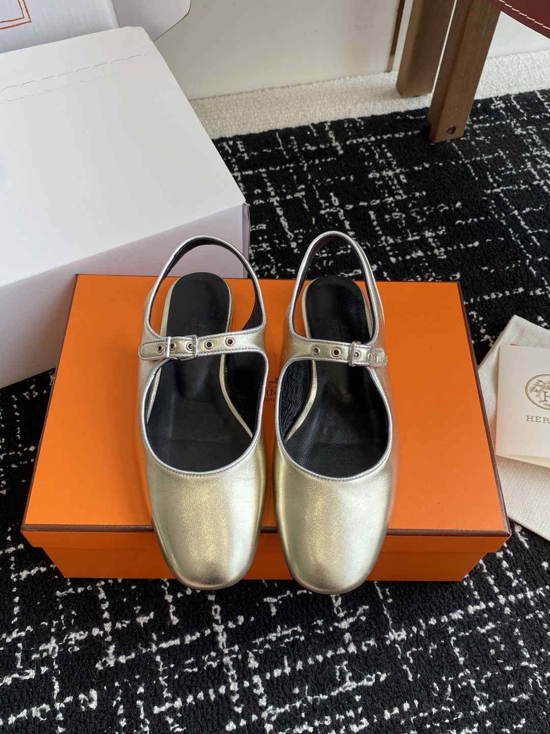 东莞代购级（官网同步✈️盒包装）
Hermes 爱马仕 kamilla系列 玛丽珍粗跟单鞋

山羊皮和N