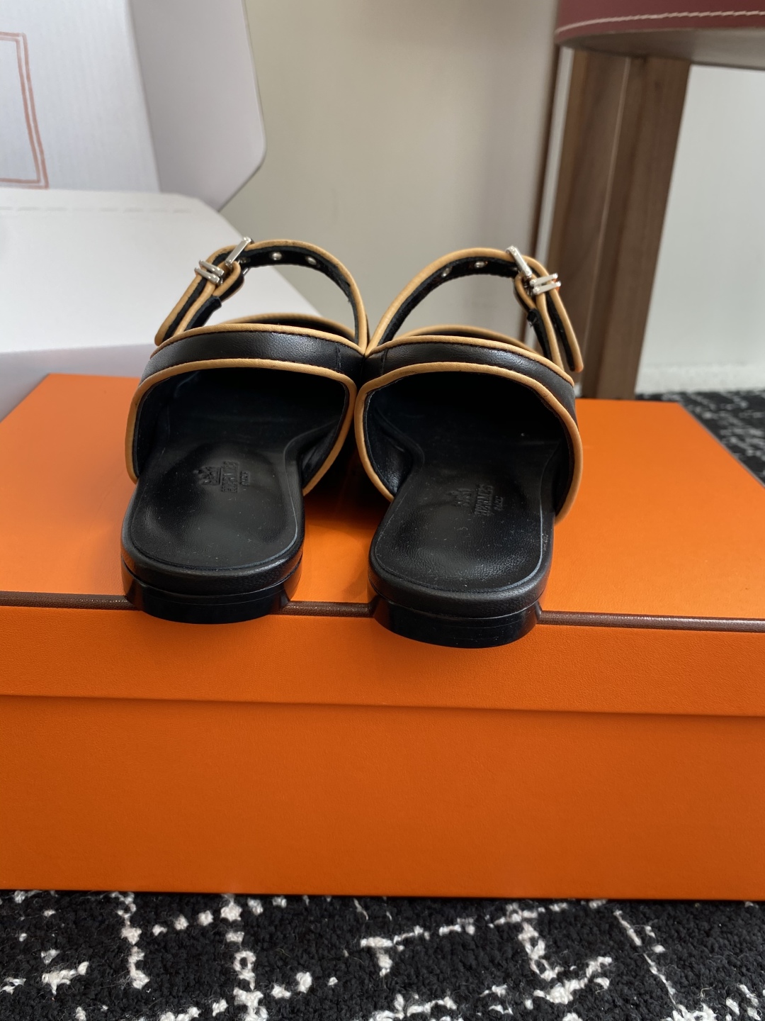 东莞代购级（官网同步✈️盒包装）
Hermes 爱马仕 kamilla系列 玛丽珍粗跟单鞋

山羊皮和N