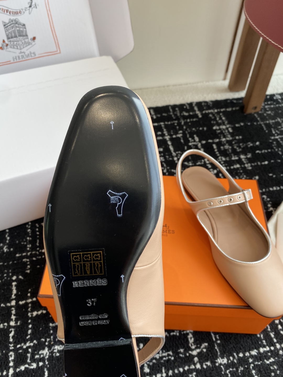 东莞代购级（官网同步✈️盒包装）
Hermes 爱马仕 kamilla系列 玛丽珍粗跟单鞋

山羊皮和N