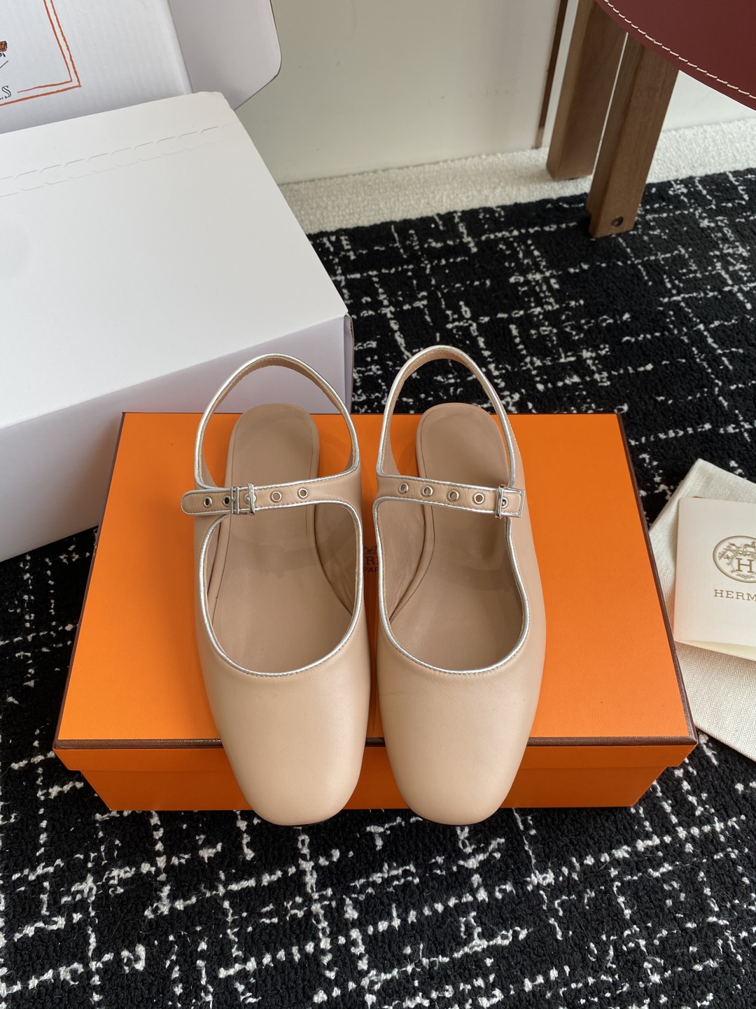 东莞代购级（官网同步✈️盒包装）
Hermes 爱马仕 kamilla系列 玛丽珍粗跟单鞋

山羊皮和N