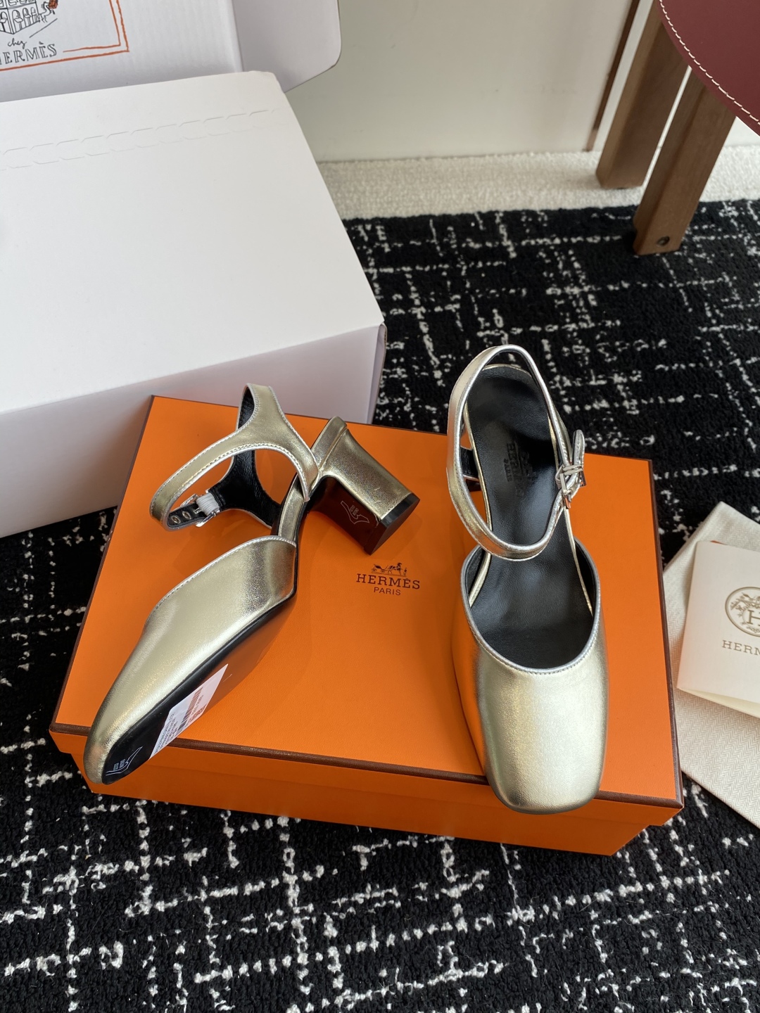 东莞代购级（官网同步✈️盒包装）
Hermes 爱马仕 kamilla系列 玛丽珍粗跟单鞋

山羊皮和N