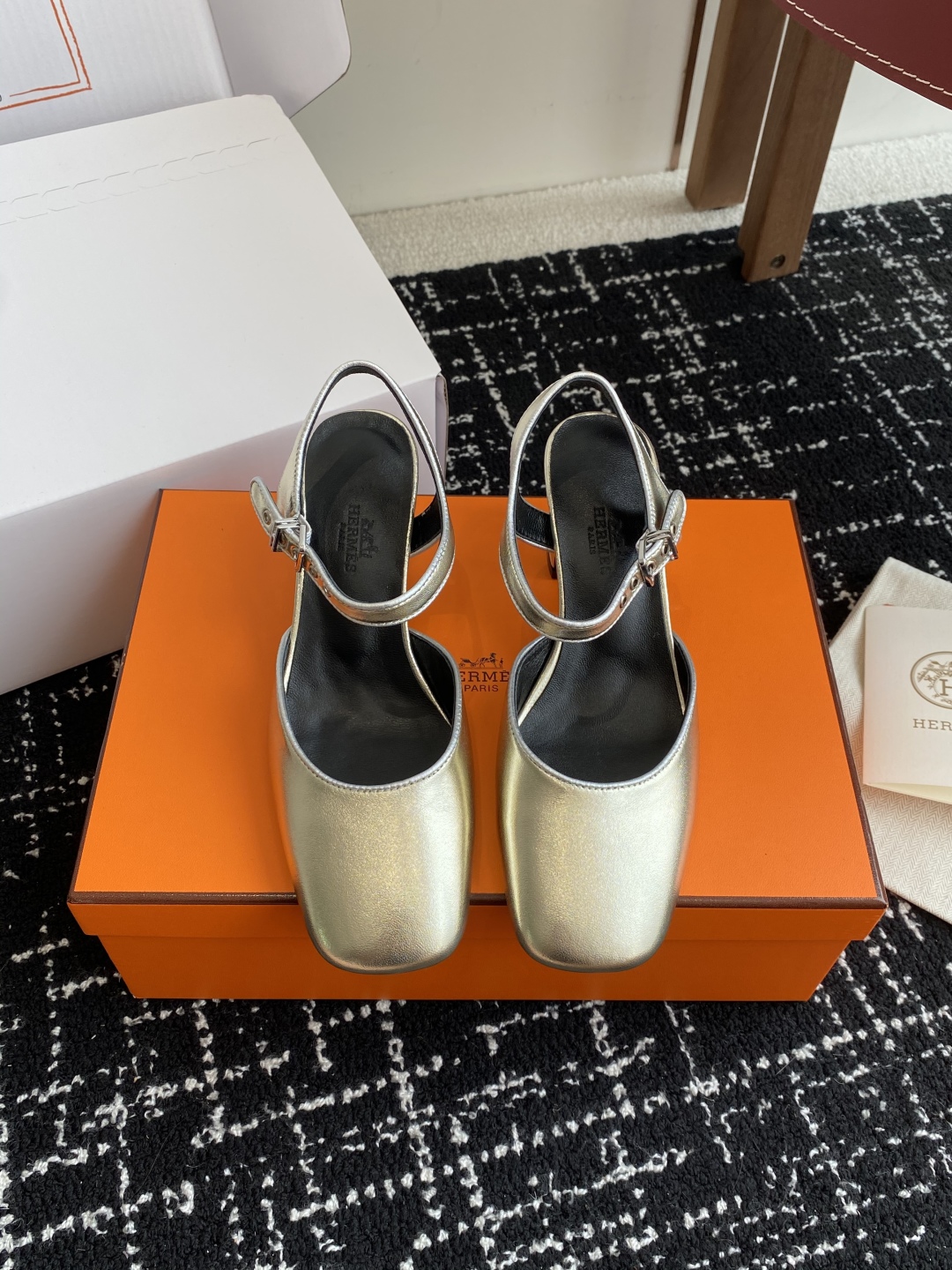 东莞代购级（官网同步✈️盒包装）
Hermes 爱马仕 kamilla系列 玛丽珍粗跟单鞋

山羊皮和N