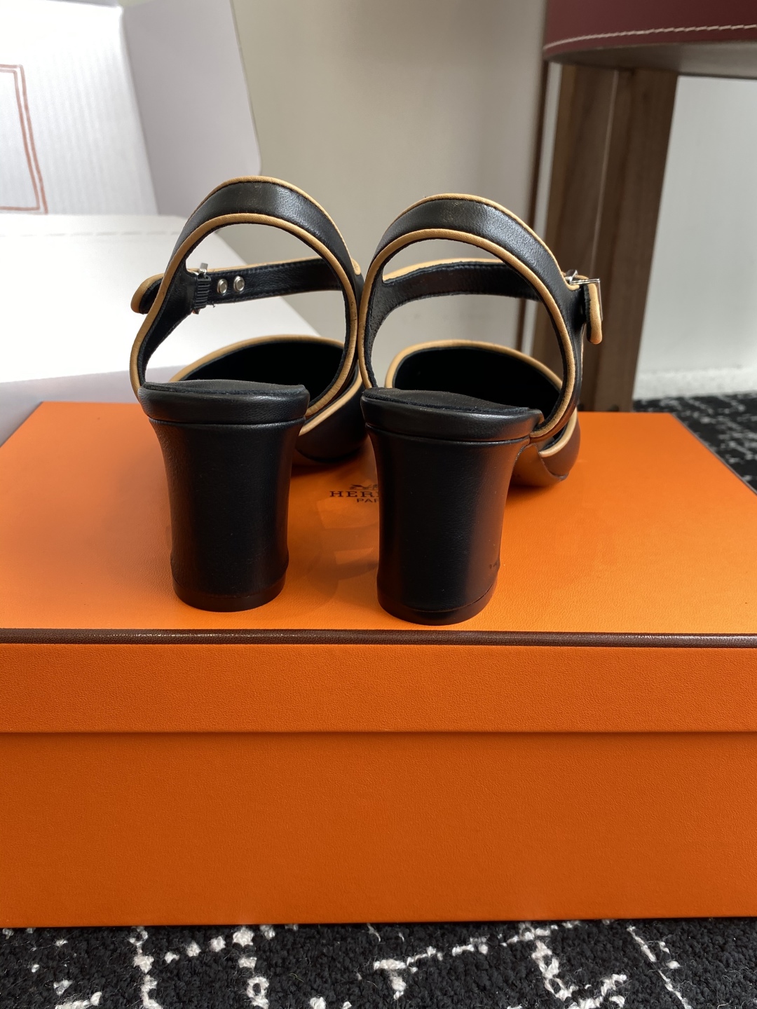 东莞代购级（官网同步✈️盒包装）
Hermes 爱马仕 kamilla系列 玛丽珍粗跟单鞋

山羊皮和N