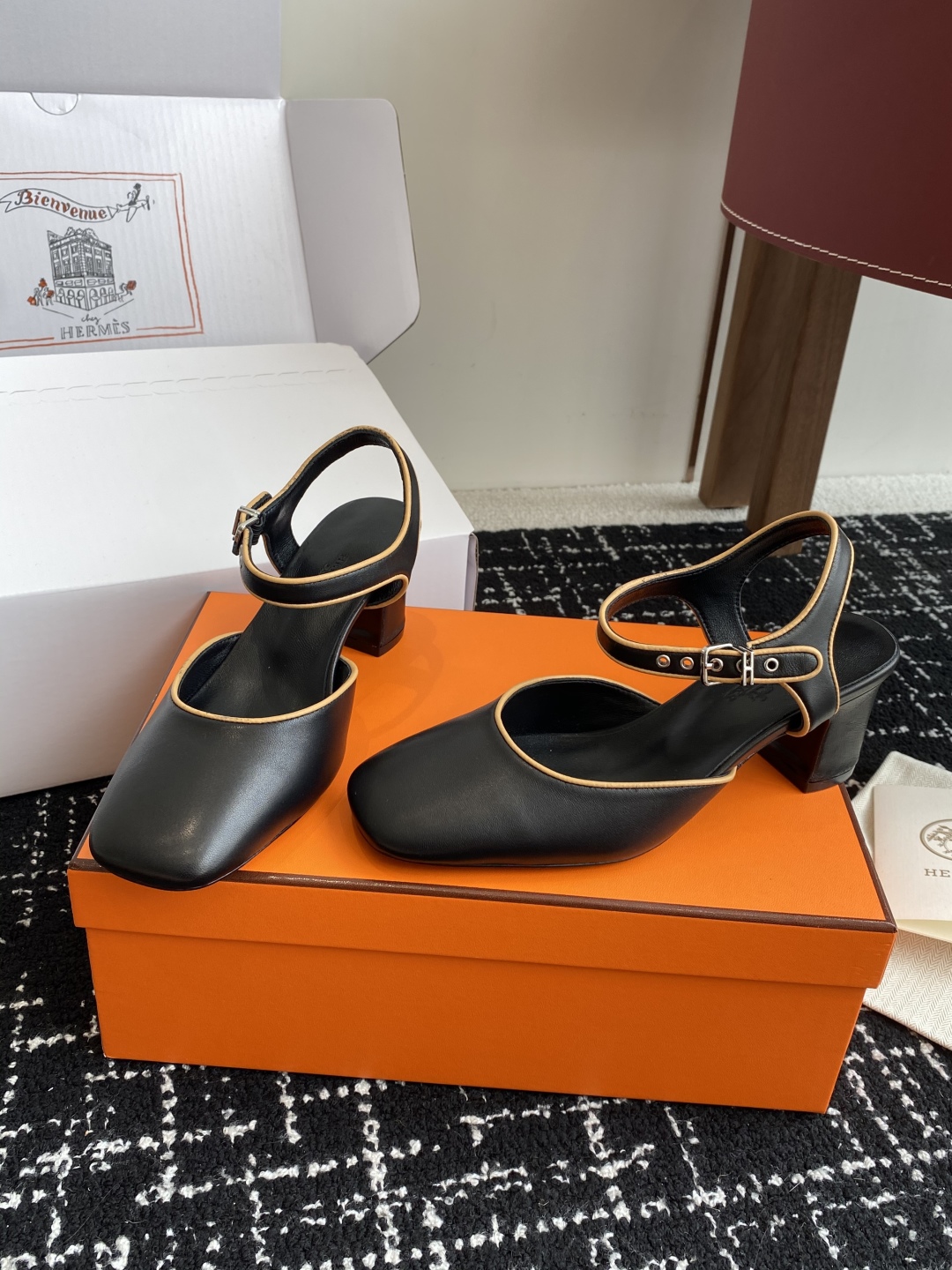 东莞代购级（官网同步✈️盒包装）
Hermes 爱马仕 kamilla系列 玛丽珍粗跟单鞋

山羊皮和N