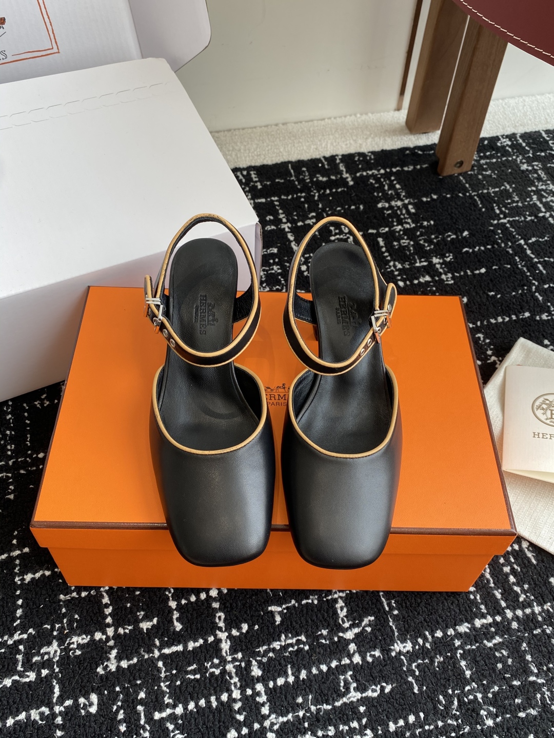 东莞代购级（官网同步✈️盒包装）
Hermes 爱马仕 kamilla系列 玛丽珍粗跟单鞋

山羊皮和N