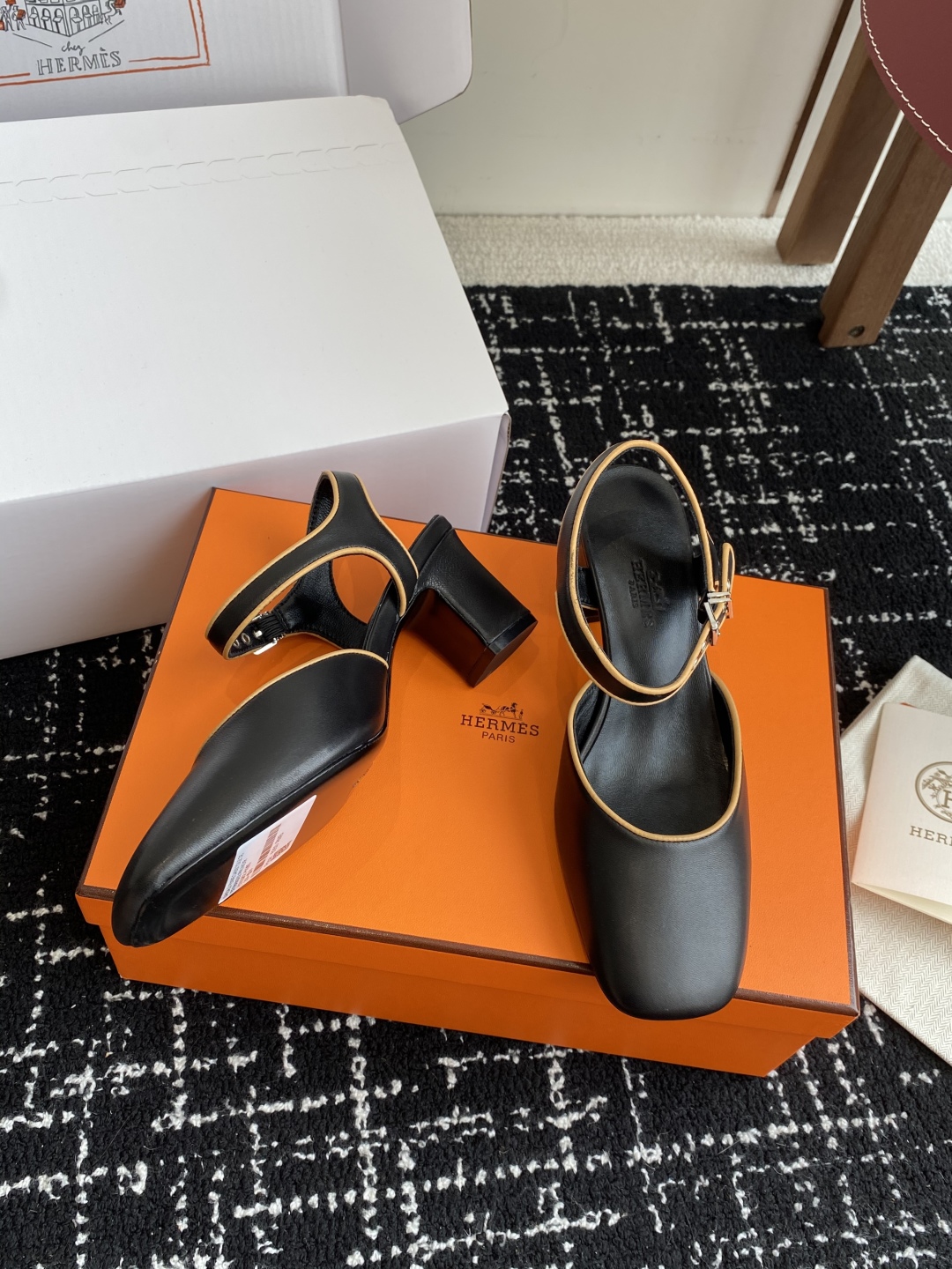 东莞代购级（官网同步✈️盒包装）
Hermes 爱马仕 kamilla系列 玛丽珍粗跟单鞋

山羊皮和N