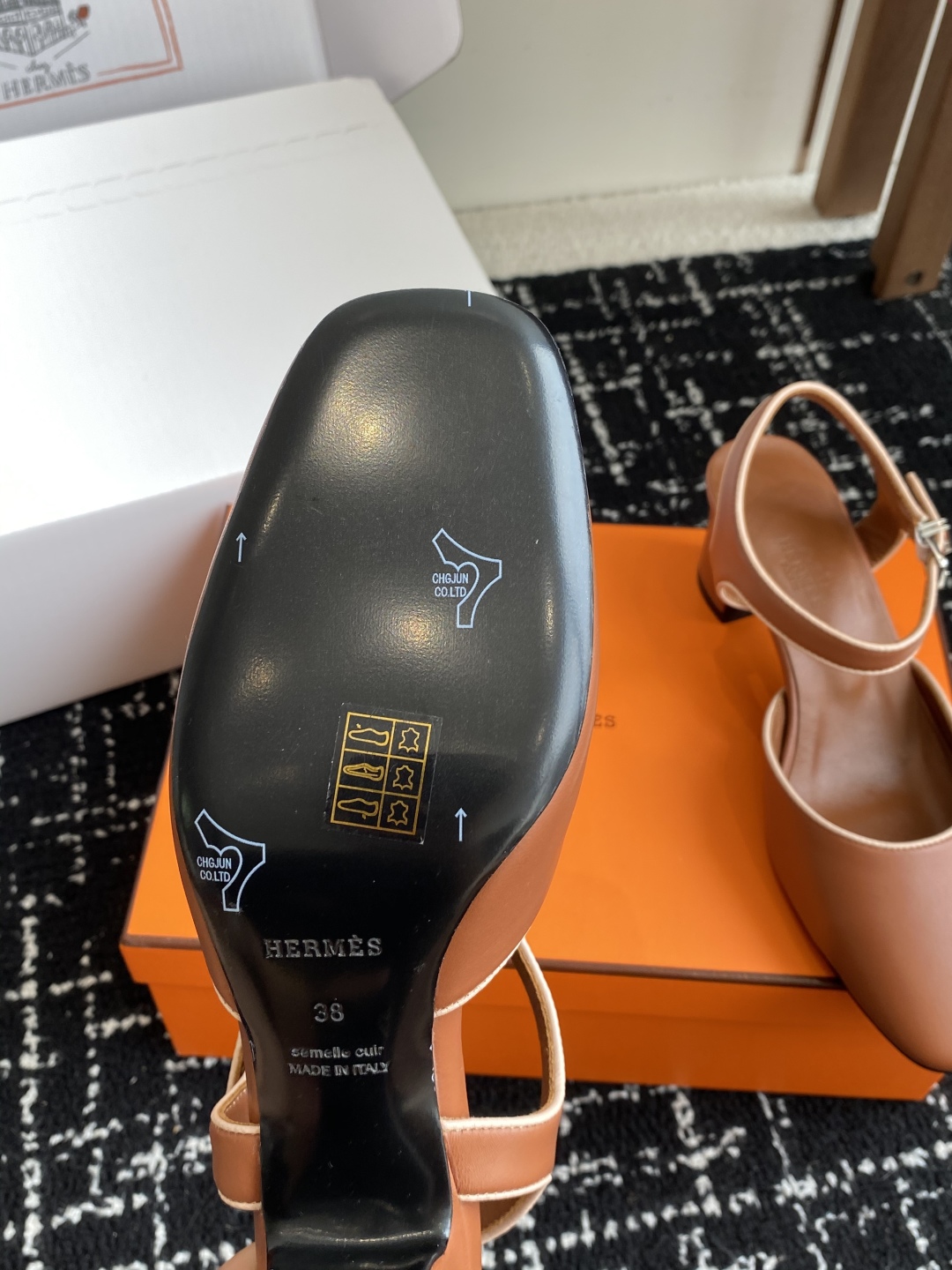 东莞代购级（官网同步✈️盒包装）
Hermes 爱马仕 kamilla系列 玛丽珍粗跟单鞋

山羊皮和N