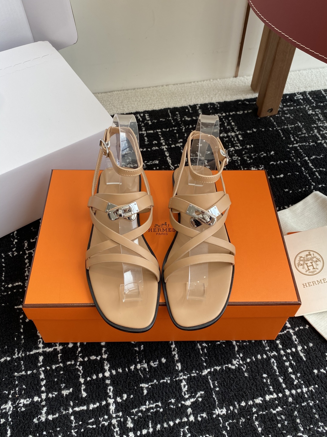东莞代购级（官网同步✈️盒包装）
Hermes爱马仕 25ss 春夏最新 Kelly 凉鞋经典的版型 
