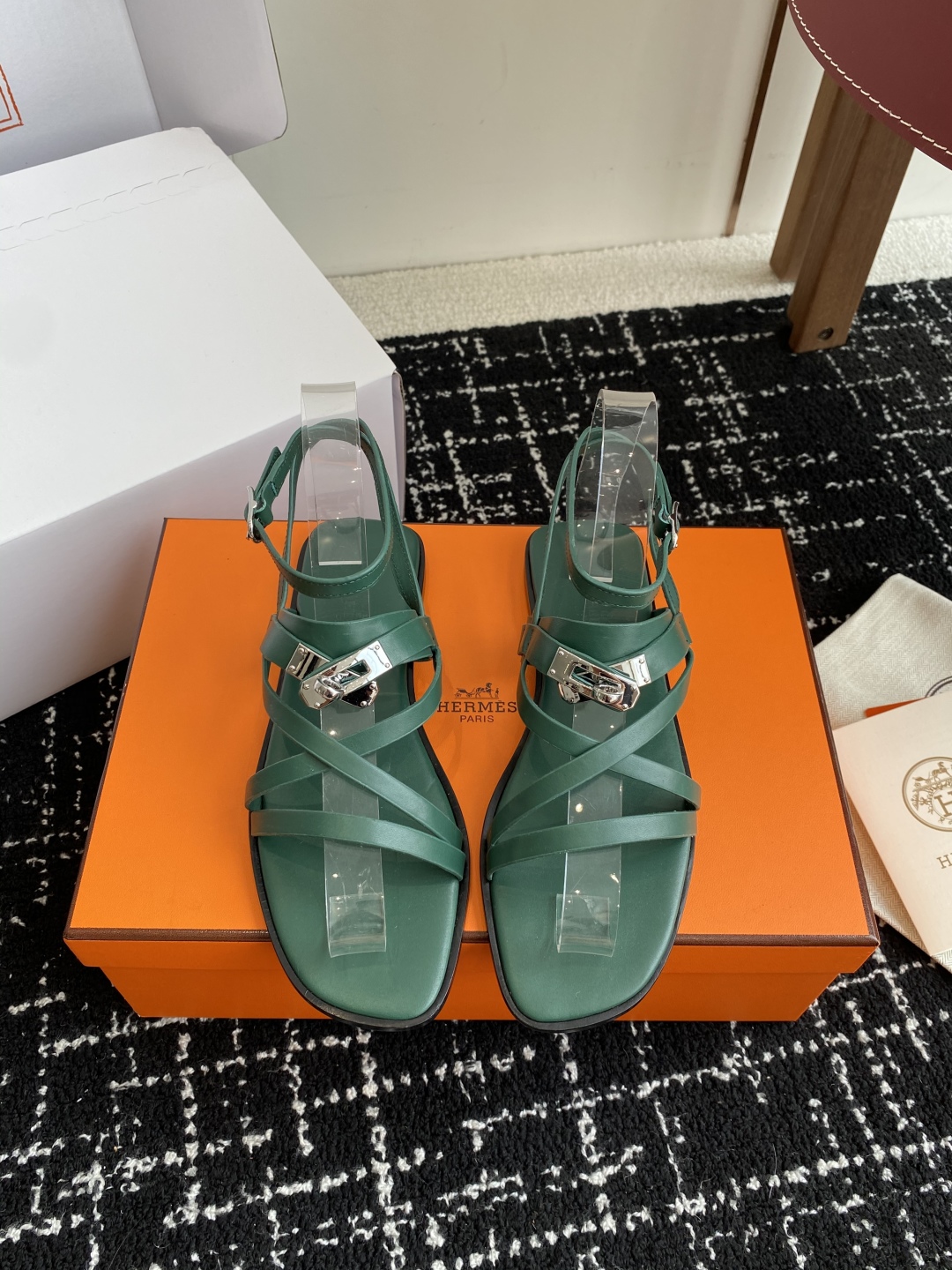 东莞代购级（官网同步✈️盒包装）
Hermes爱马仕 25ss 春夏最新 Kelly 凉鞋经典的版型 
