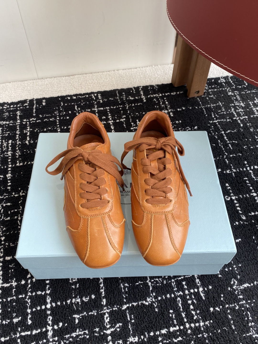 代购级
Prada 普拉达 25ss春夏新款 德训鞋 休闲鞋 

精工制造，缝线均匀，皮质质感一览无余，