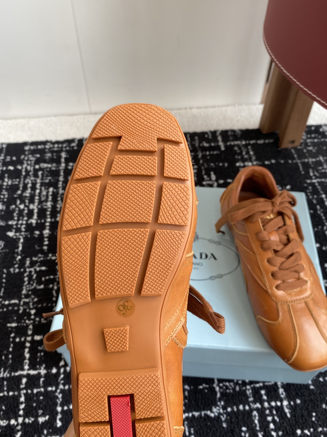 代购级
Prada 普拉达 25ss春夏新款 德训鞋 休闲鞋 

精工制造，缝线均匀，皮质质感一览无余，