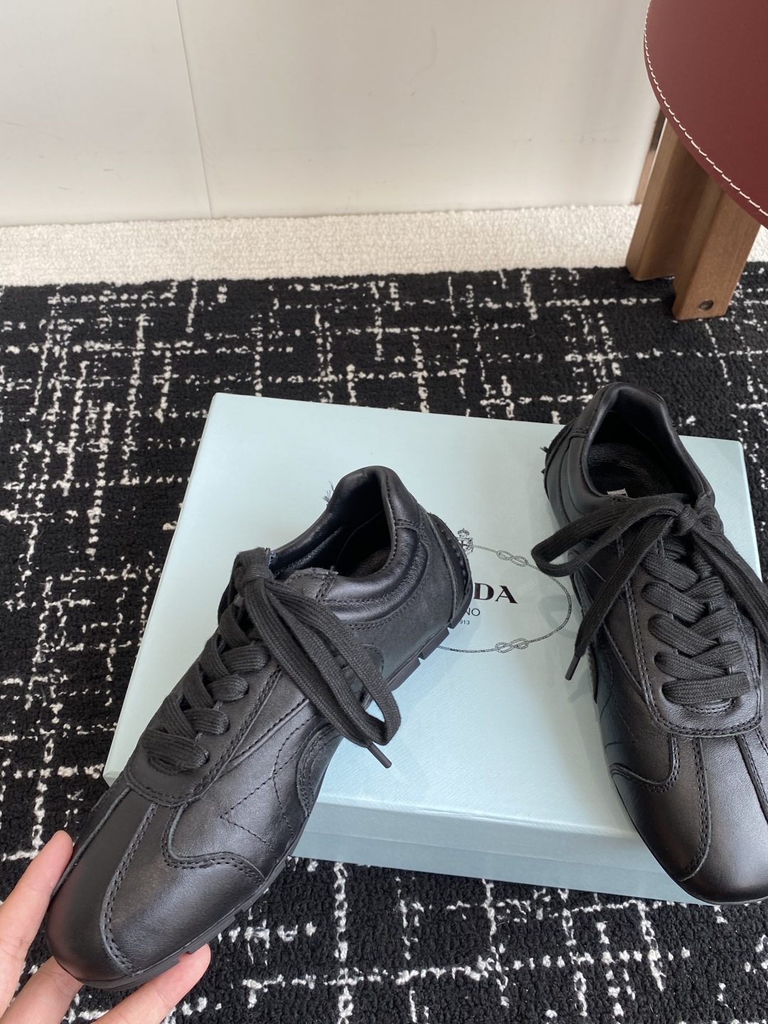 代购级
Prada 普拉达 25ss春夏新款 德训鞋 休闲鞋 

精工制造，缝线均匀，皮质质感一览无余，