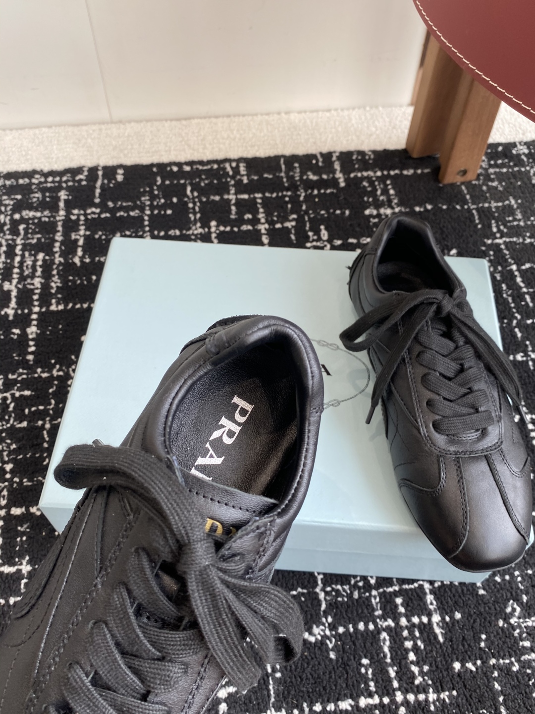 代购级
Prada 普拉达 25ss春夏新款 德训鞋 休闲鞋 

精工制造，缝线均匀，皮质质感一览无余，