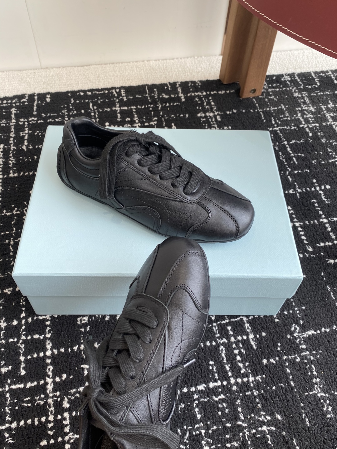 代购级
Prada 普拉达 25ss春夏新款 德训鞋 休闲鞋 

精工制造，缝线均匀，皮质质感一览无余，