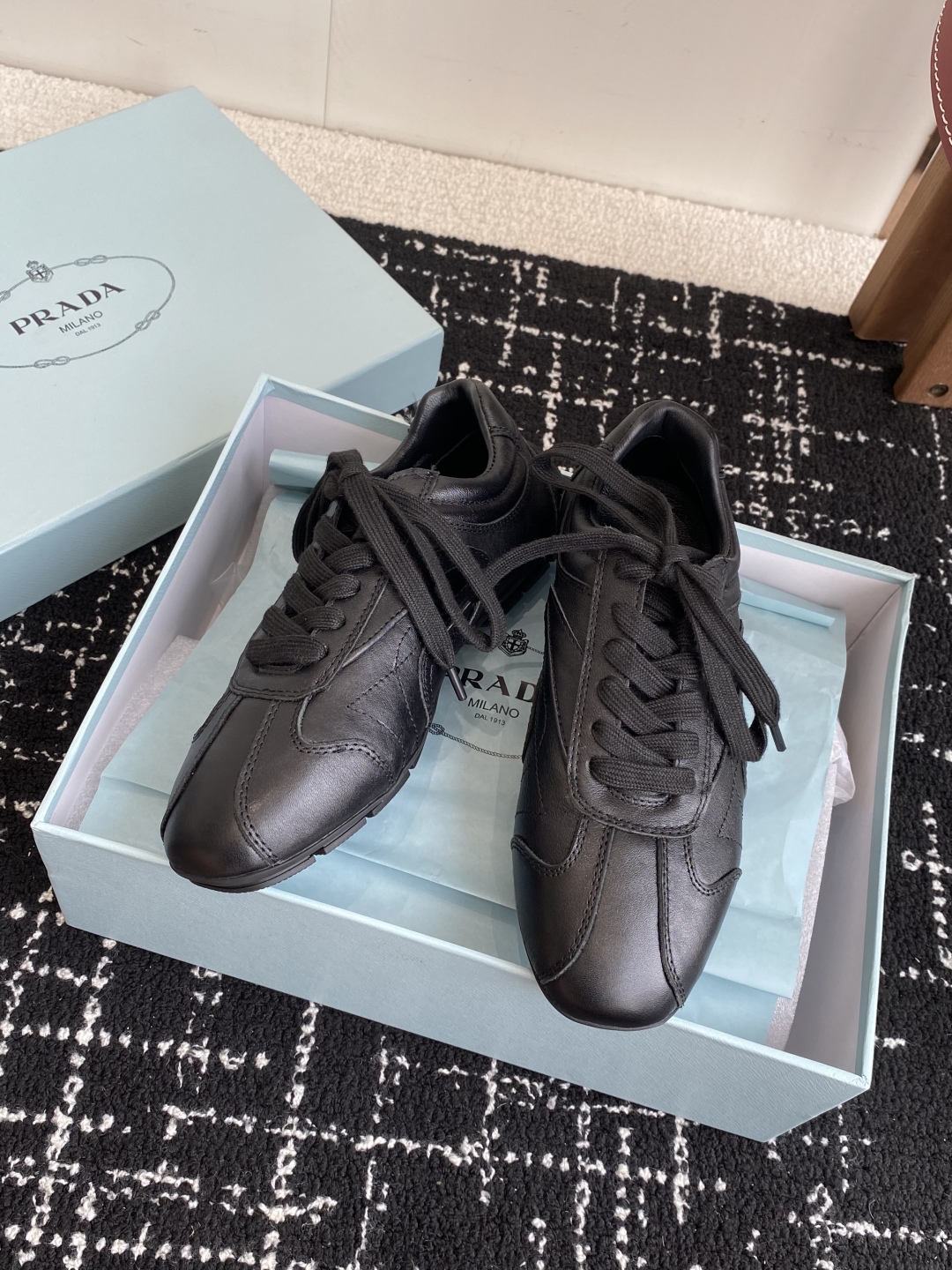 代购级
Prada 普拉达 25ss春夏新款 德训鞋 休闲鞋 

精工制造，缝线均匀，皮质质感一览无余，