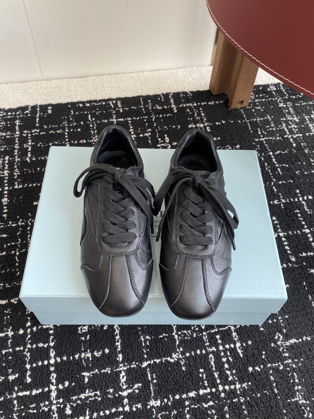 代购级
Prada 普拉达 25ss春夏新款 德训鞋 休闲鞋 

精工制造，缝线均匀，皮质质感一览无余，