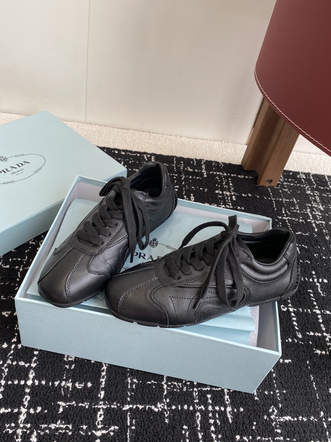 代购级
Prada 普拉达 25ss春夏新款 德训鞋 休闲鞋 

精工制造，缝线均匀，皮质质感一览无余，