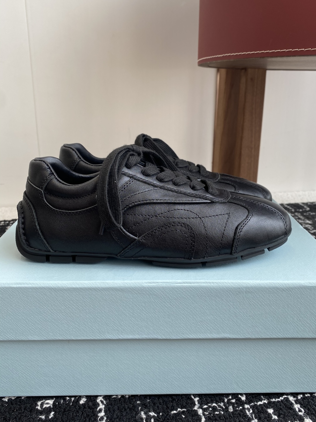 代购级
Prada 普拉达 25ss春夏新款 德训鞋 休闲鞋 

精工制造，缝线均匀，皮质质感一览无余，
