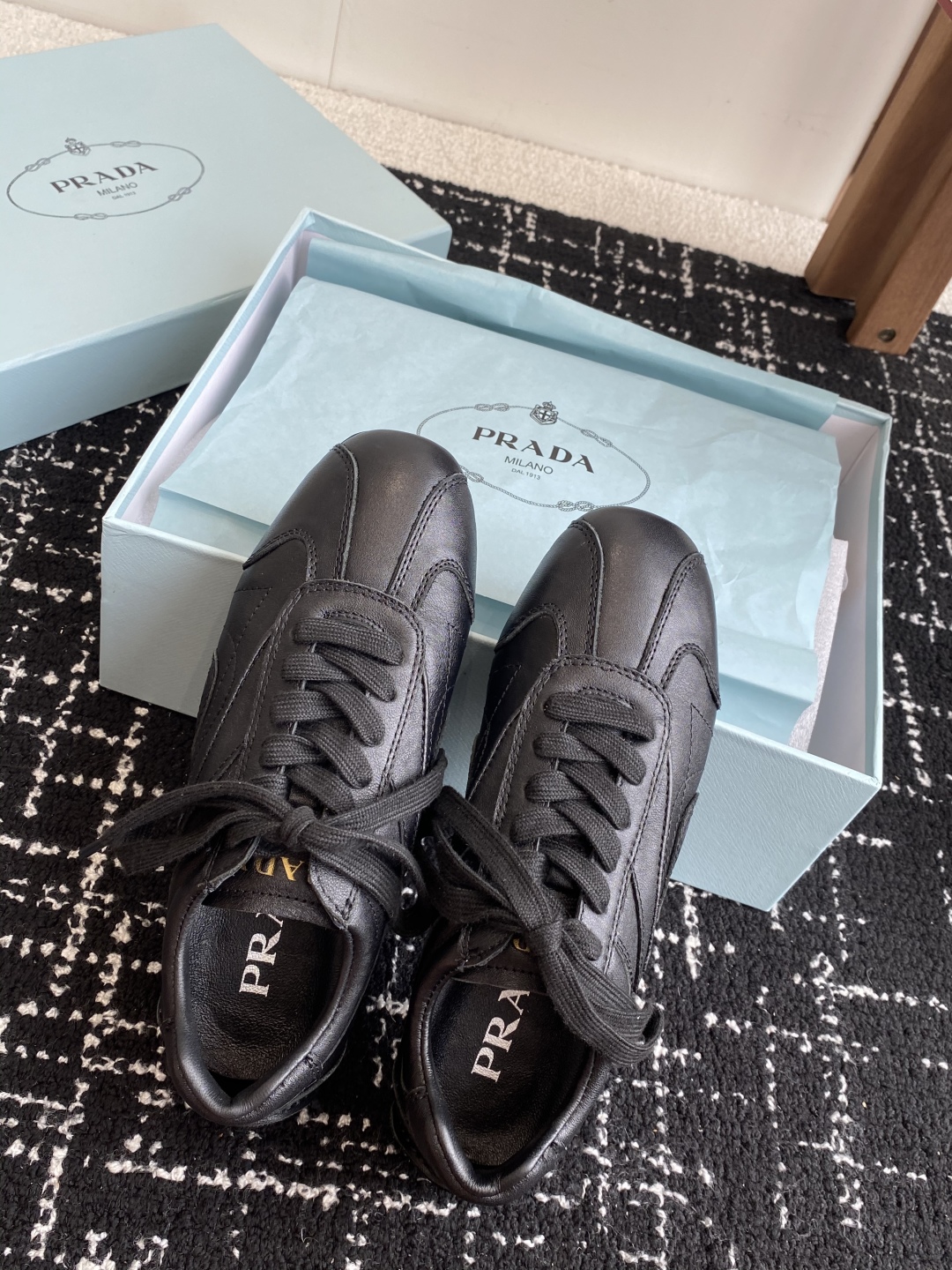代购级
Prada 普拉达 25ss春夏新款 德训鞋 休闲鞋 

精工制造，缝线均匀，皮质质感一览无余，