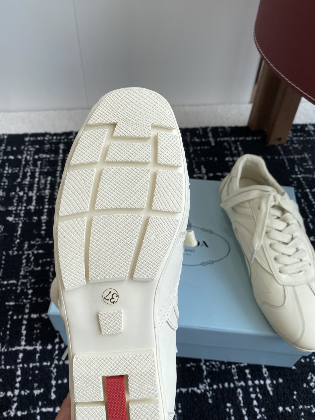 代购级
Prada 普拉达 25ss春夏新款 德训鞋 休闲鞋 

精工制造，缝线均匀，皮质质感一览无余，