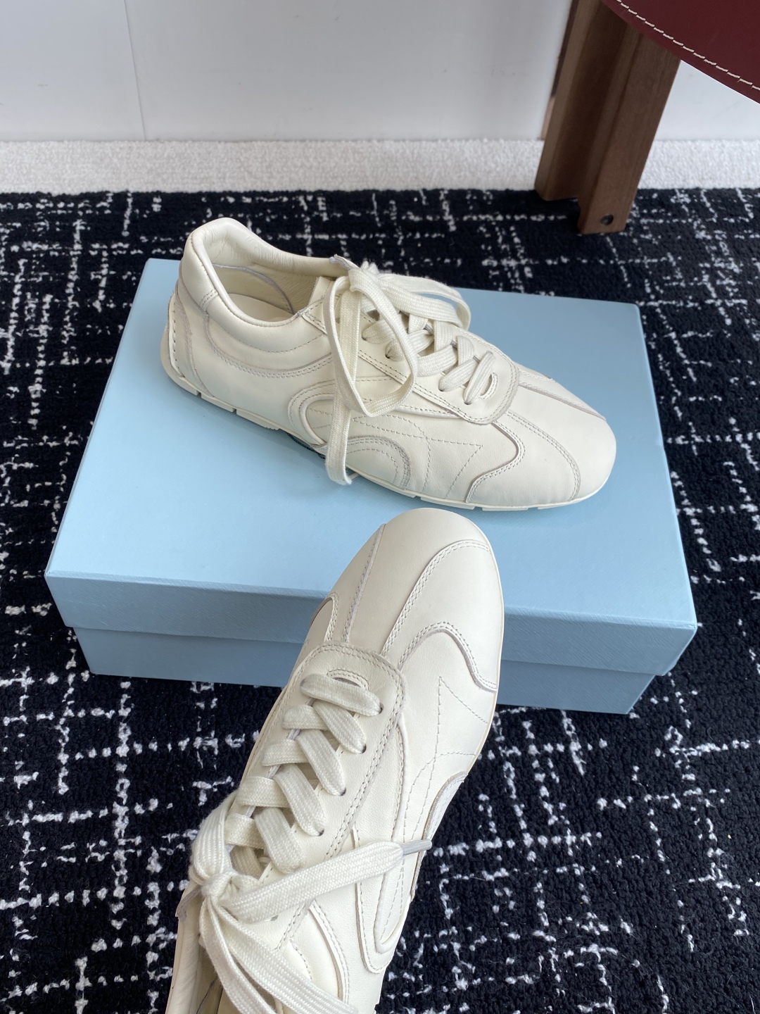 代购级
Prada 普拉达 25ss春夏新款 德训鞋 休闲鞋 

精工制造，缝线均匀，皮质质感一览无余，