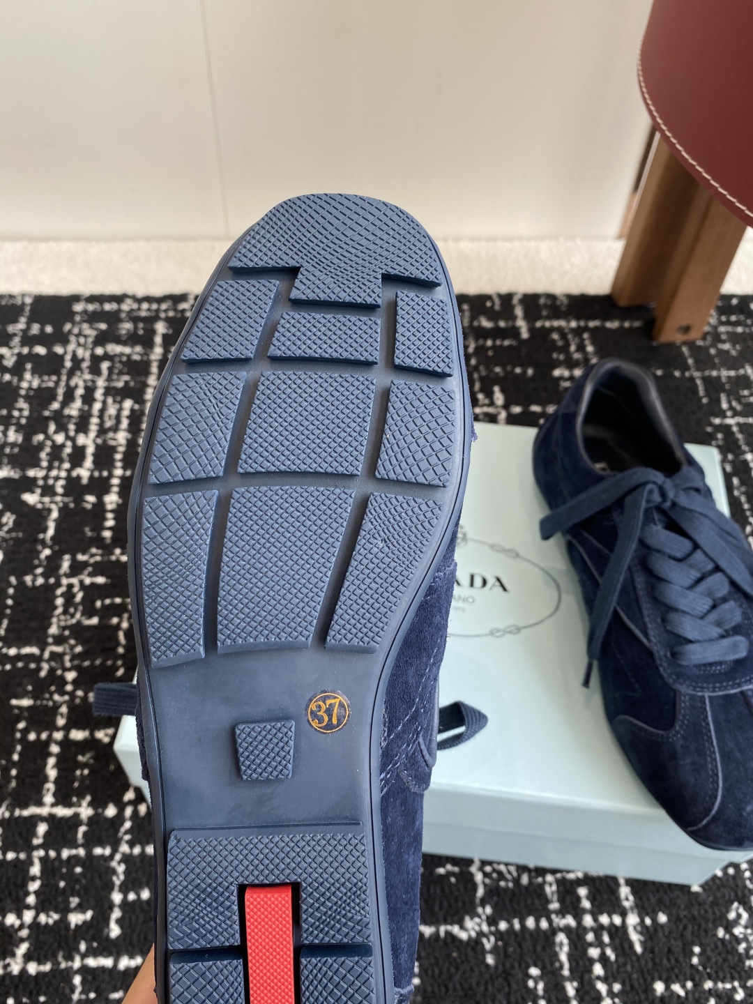代购级
Prada 普拉达 25ss春夏新款 德训鞋 休闲鞋 

精工制造，缝线均匀，皮质质感一览无余，