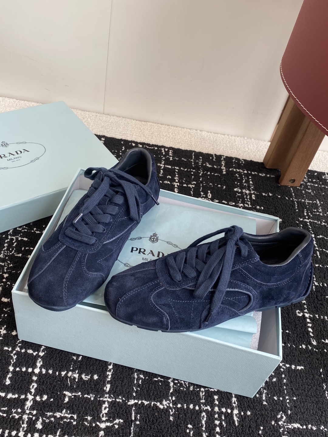 代购级
Prada 普拉达 25ss春夏新款 德训鞋 休闲鞋 

精工制造，缝线均匀，皮质质感一览无余，