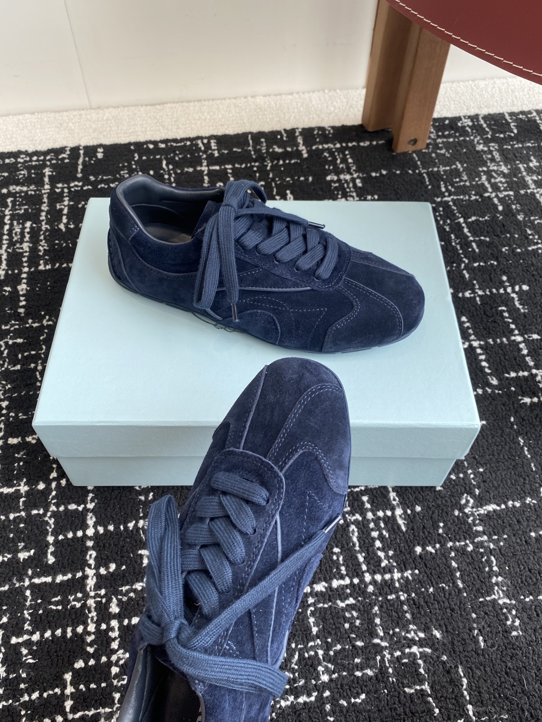 代购级
Prada 普拉达 25ss春夏新款 德训鞋 休闲鞋 

精工制造，缝线均匀，皮质质感一览无余，