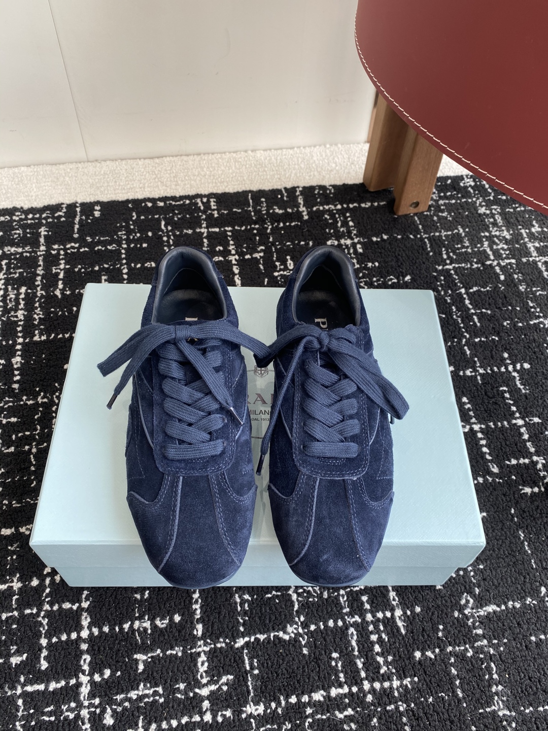 代购级
Prada 普拉达 25ss春夏新款 德训鞋 休闲鞋 

精工制造，缝线均匀，皮质质感一览无余，