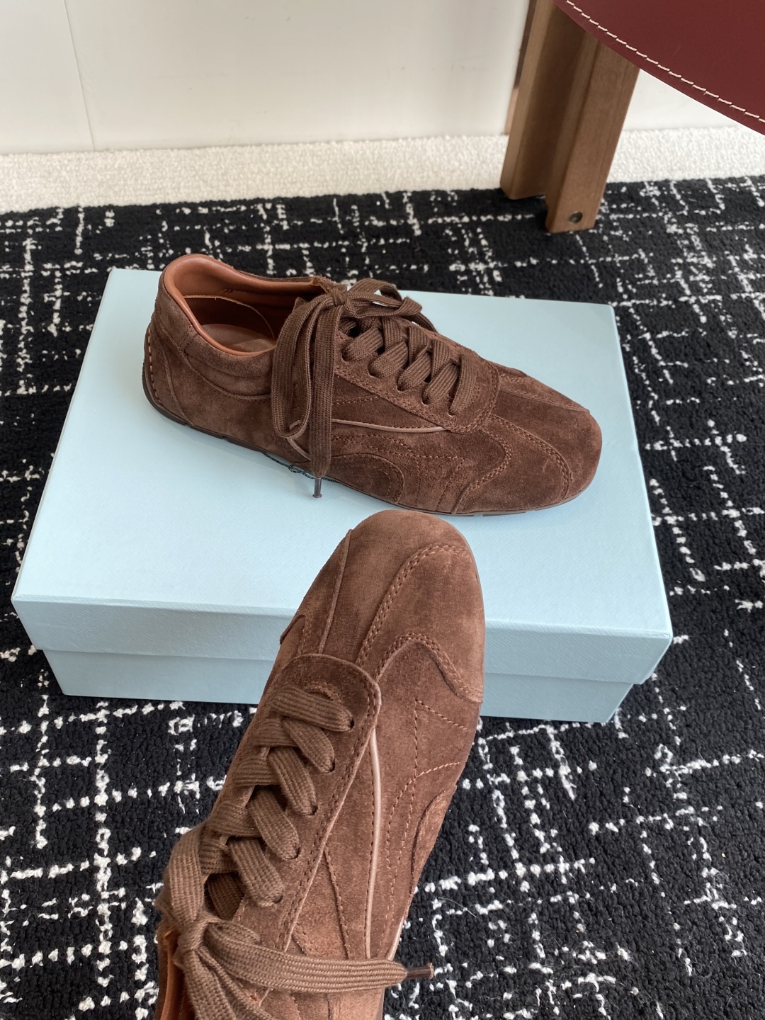 代购级
Prada 普拉达 25ss春夏新款 德训鞋 休闲鞋 

精工制造，缝线均匀，皮质质感一览无余，