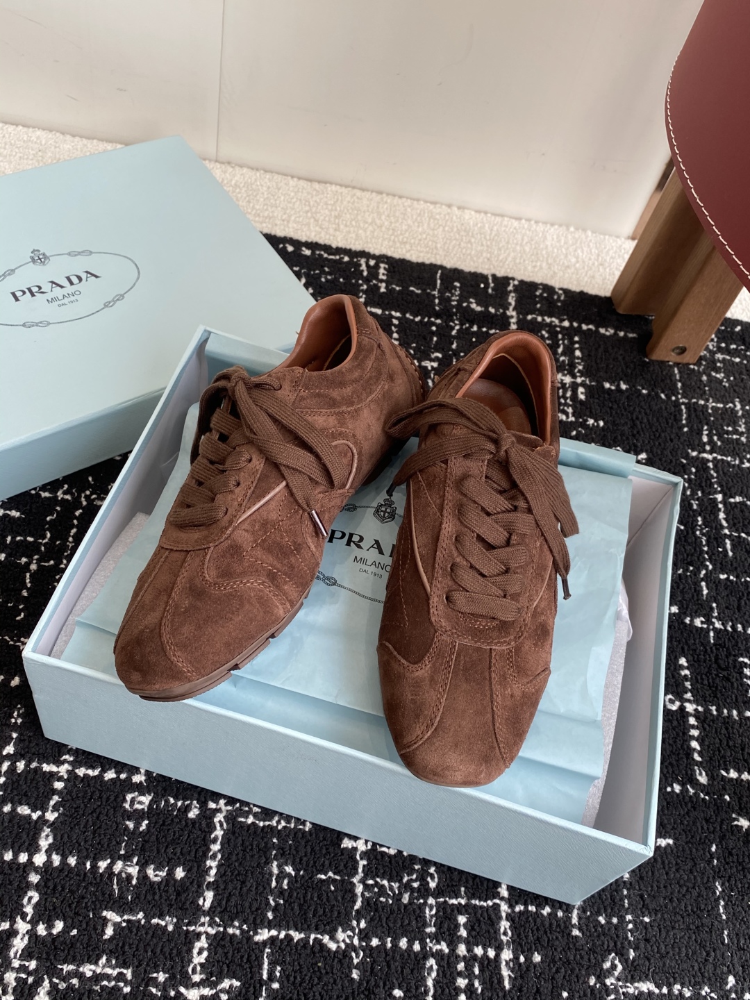 代购级
Prada 普拉达 25ss春夏新款 德训鞋 休闲鞋 

精工制造，缝线均匀，皮质质感一览无余，