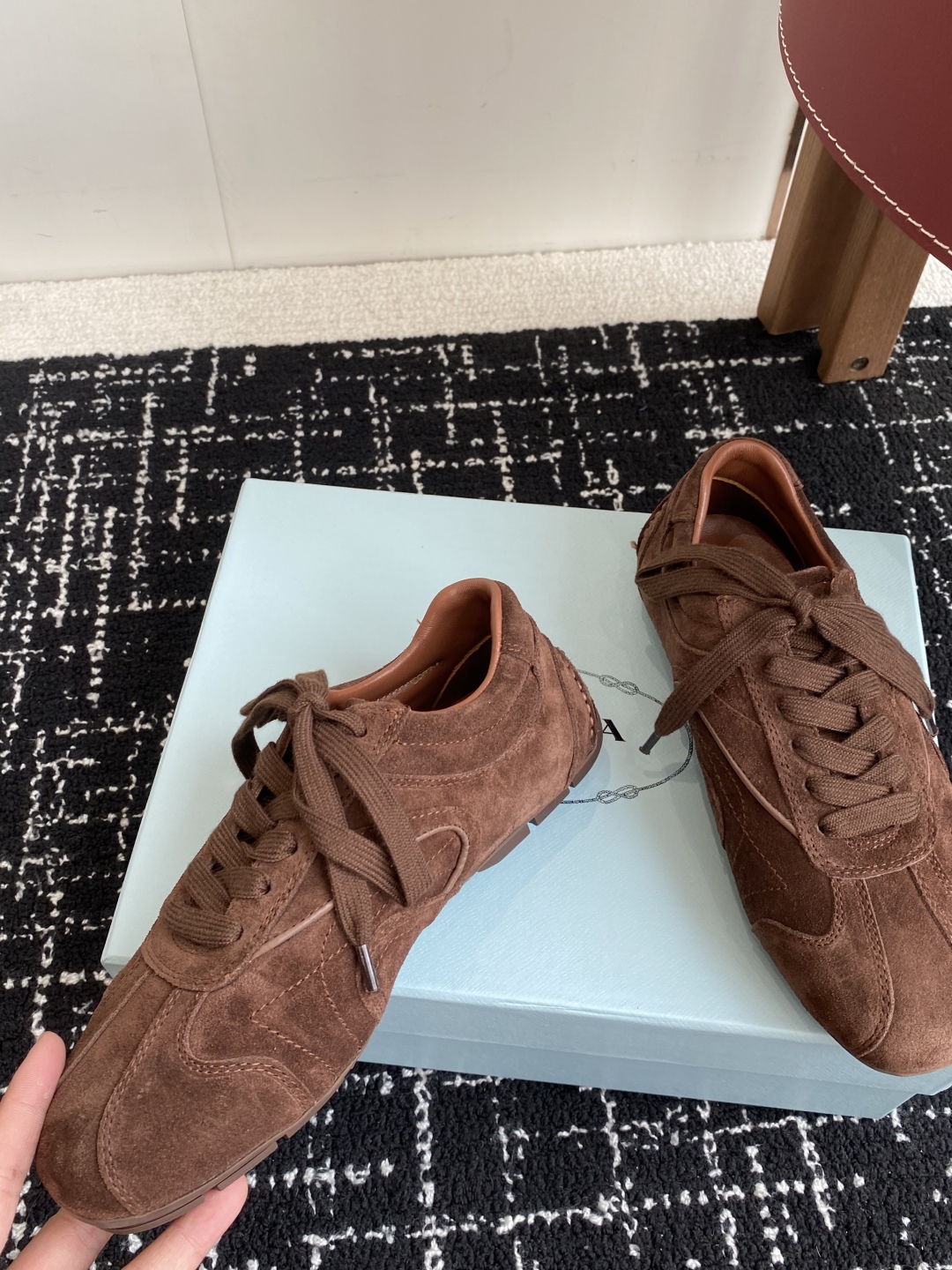 代购级
Prada 普拉达 25ss春夏新款 德训鞋 休闲鞋 

精工制造，缝线均匀，皮质质感一览无余，