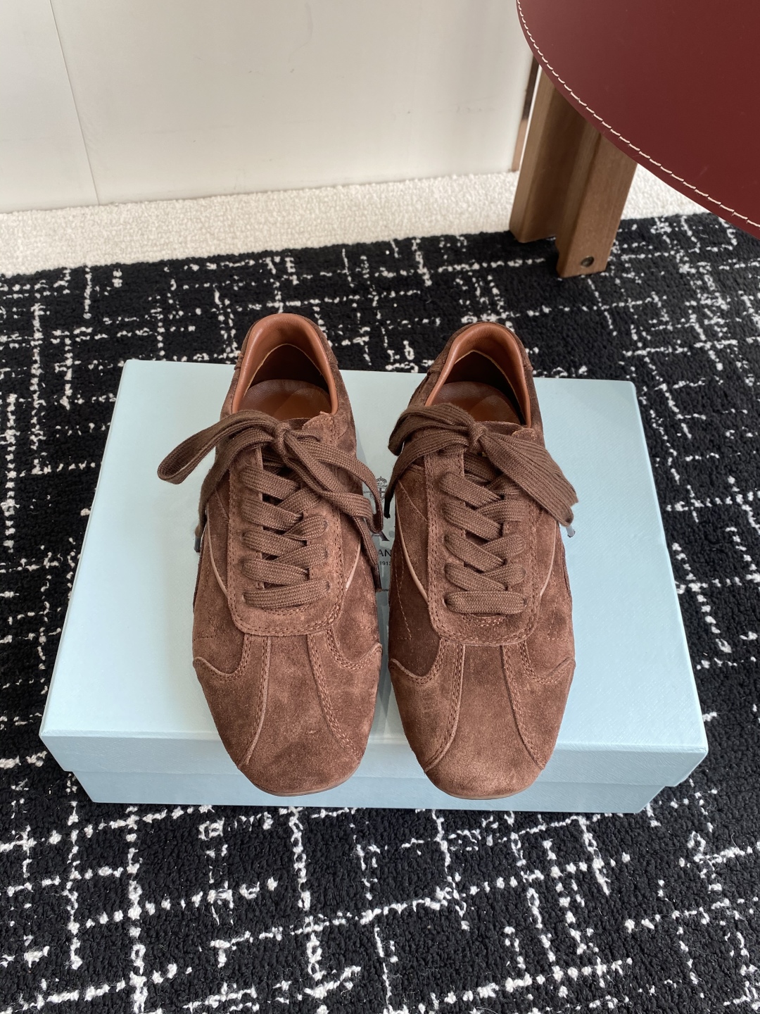 代购级
Prada 普拉达 25ss春夏新款 德训鞋 休闲鞋 

精工制造，缝线均匀，皮质质感一览无余，