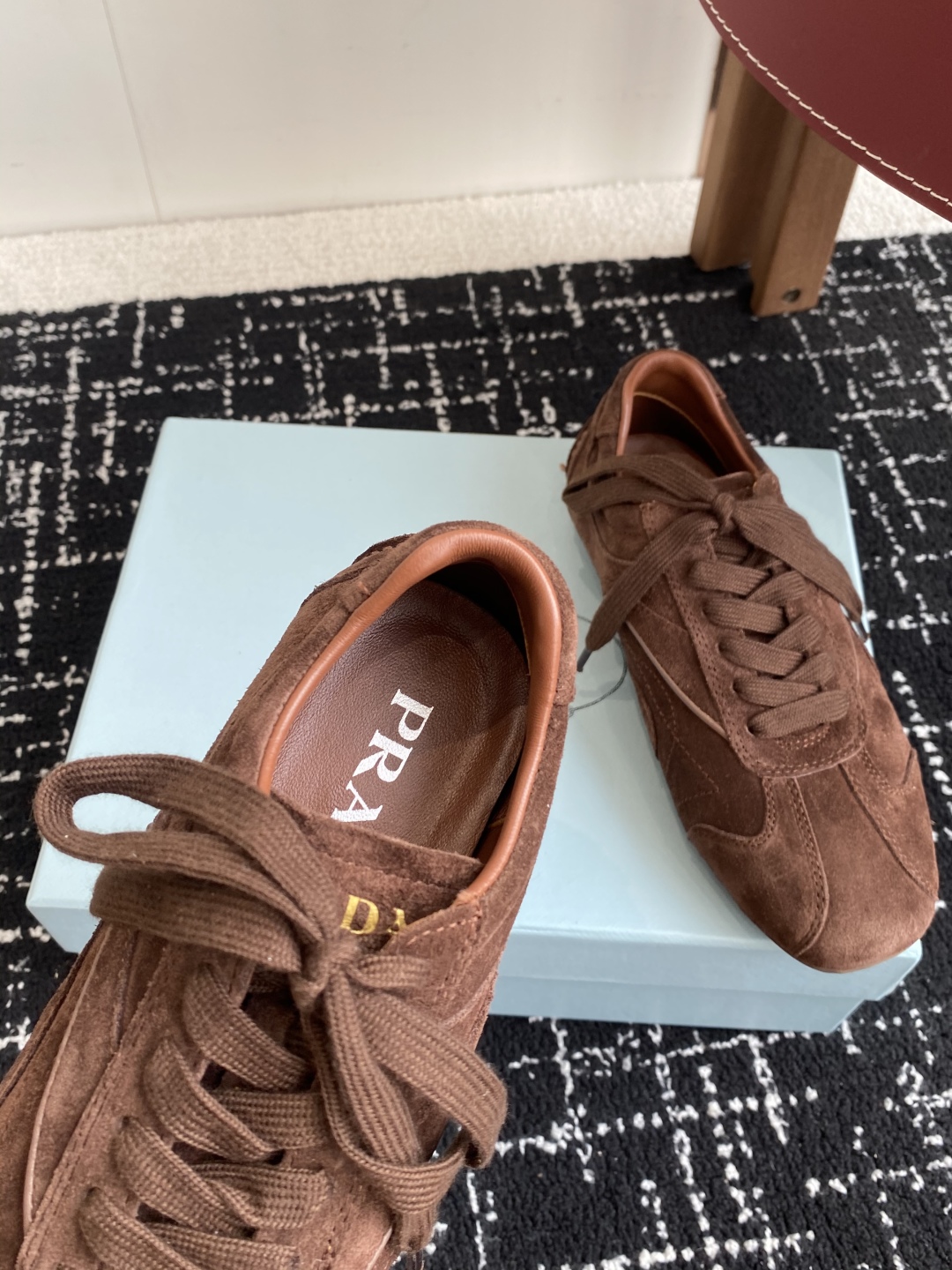 代购级
Prada 普拉达 25ss春夏新款 德训鞋 休闲鞋 

精工制造，缝线均匀，皮质质感一览无余，