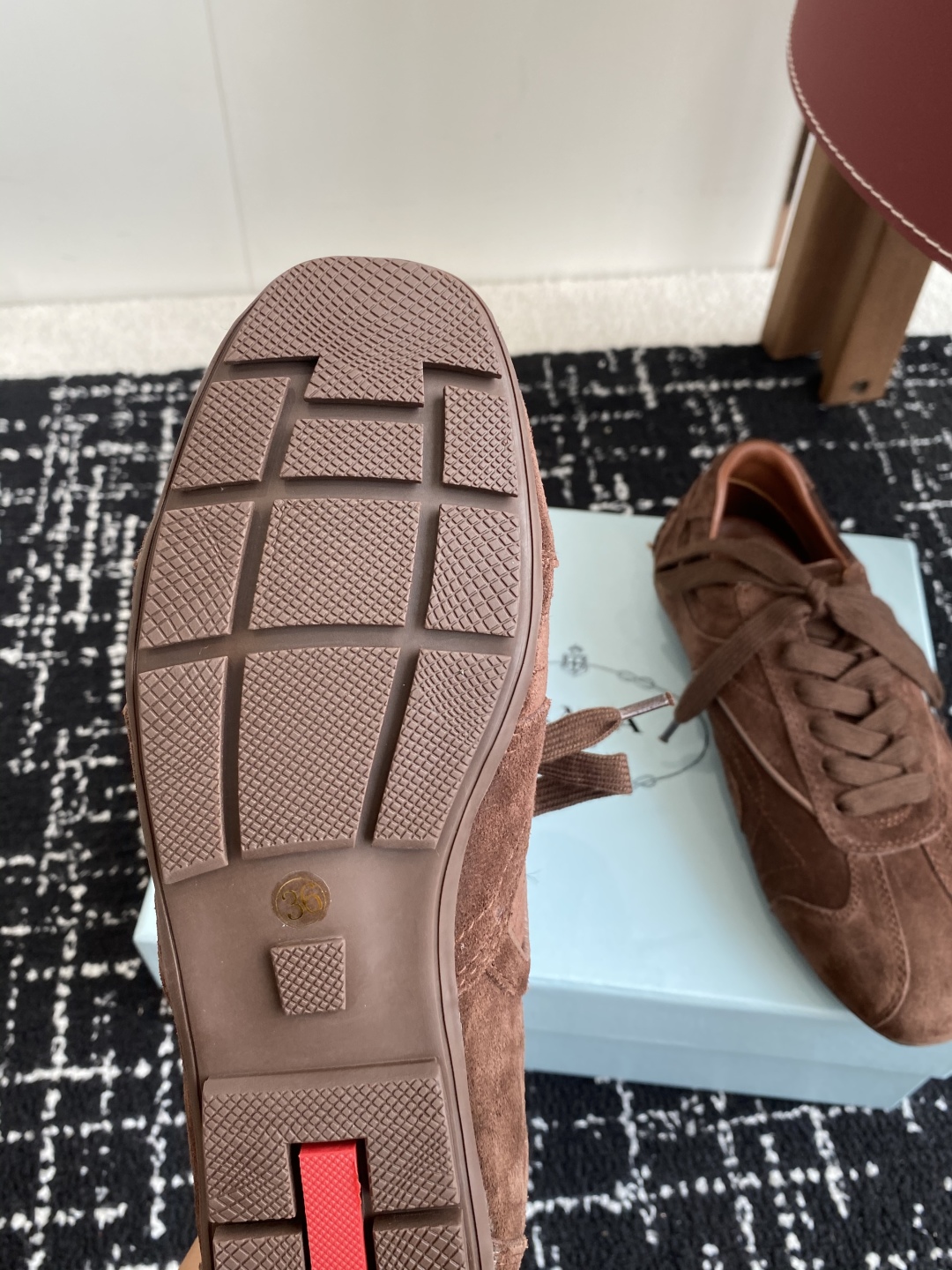 代购级
Prada 普拉达 25ss春夏新款 德训鞋 休闲鞋 

精工制造，缝线均匀，皮质质感一览无余，