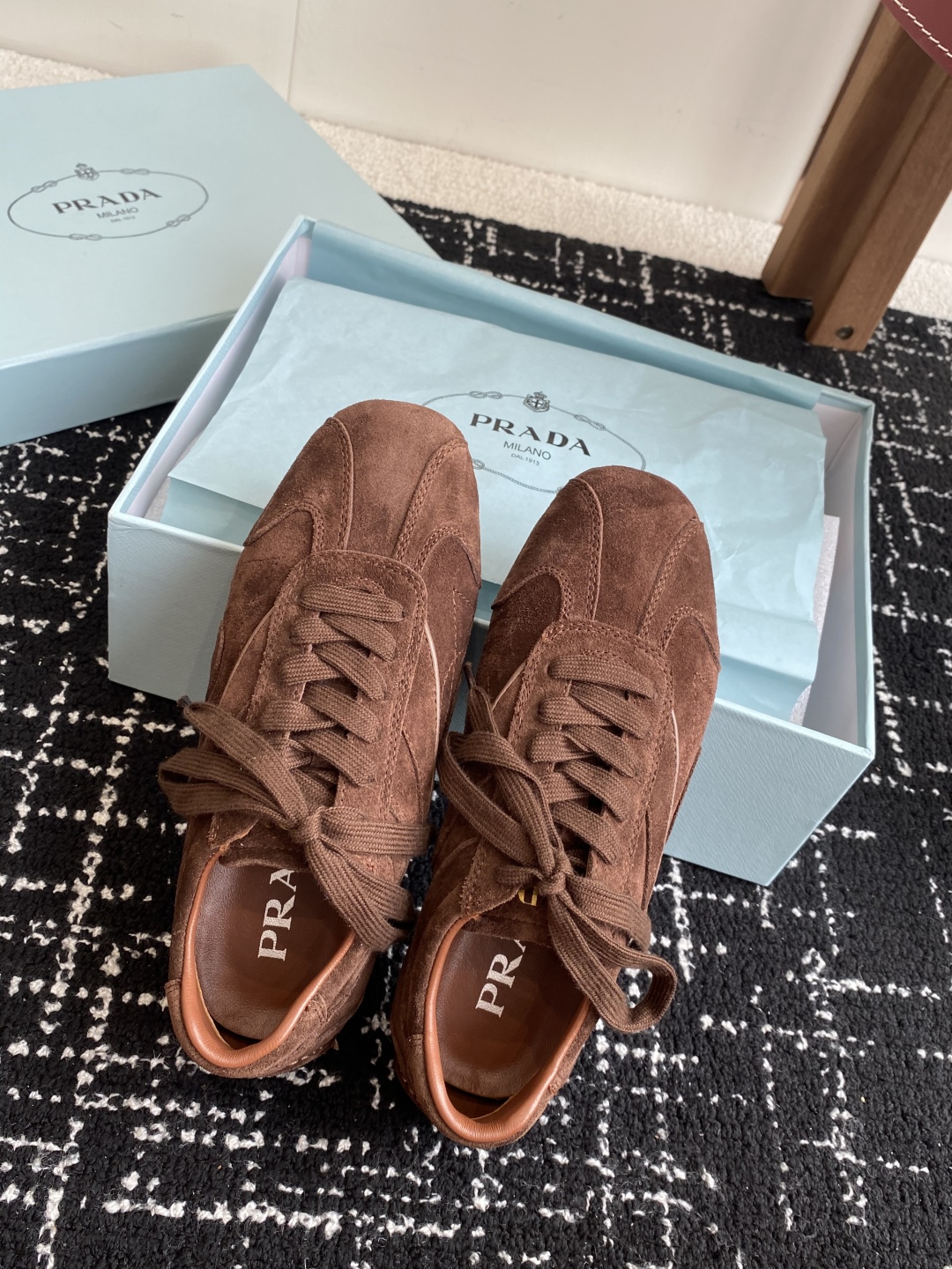 代购级
Prada 普拉达 25ss春夏新款 德训鞋 休闲鞋 

精工制造，缝线均匀，皮质质感一览无余，