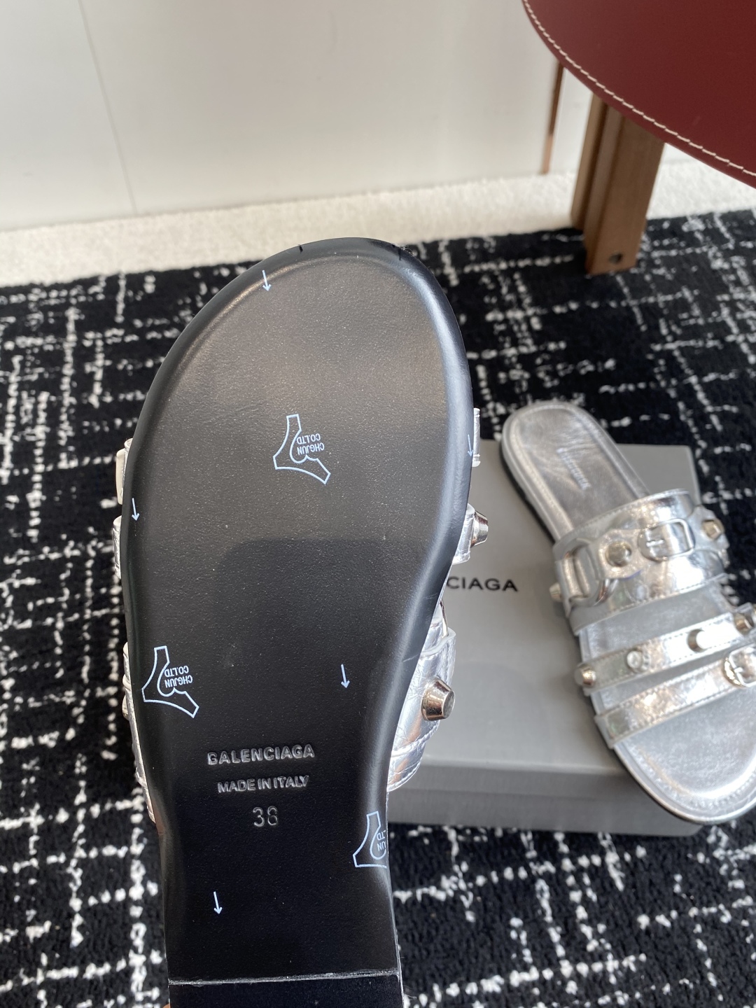 代购级
BALENCIAGA 巴黎世家 25ss 新款金属铆钉凉拖鞋系列！

这双CAGOLE拖鞋鞋型是
