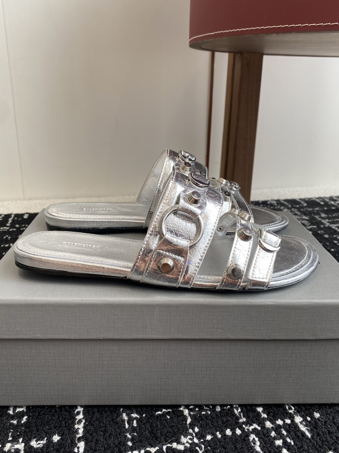 代购级
BALENCIAGA 巴黎世家 25ss 新款金属铆钉凉拖鞋系列！

这双CAGOLE拖鞋鞋型是