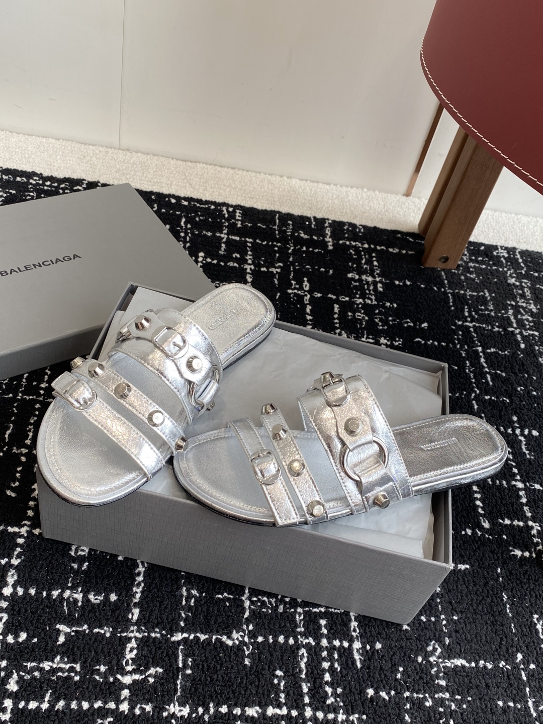 代购级
BALENCIAGA 巴黎世家 25ss 新款金属铆钉凉拖鞋系列！

这双CAGOLE拖鞋鞋型是
