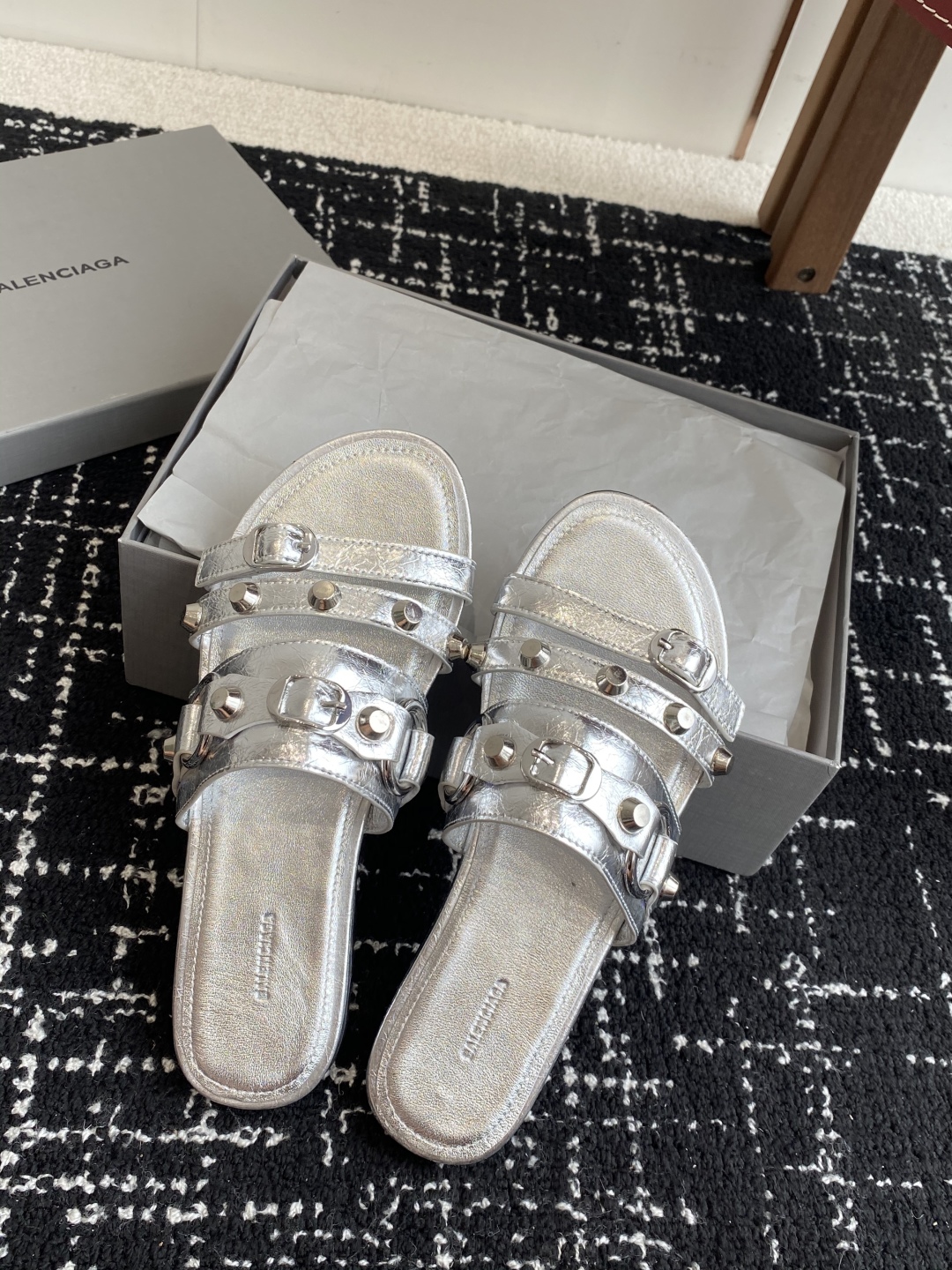 代购级
BALENCIAGA 巴黎世家 25ss 新款金属铆钉凉拖鞋系列！

这双CAGOLE拖鞋鞋型是