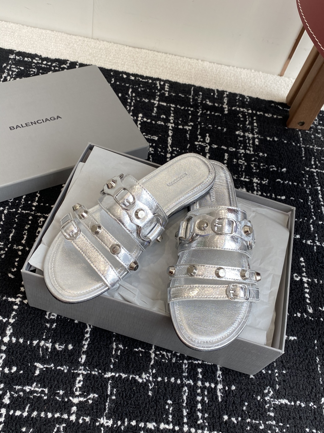 代购级
BALENCIAGA 巴黎世家 25ss 新款金属铆钉凉拖鞋系列！

这双CAGOLE拖鞋鞋型是