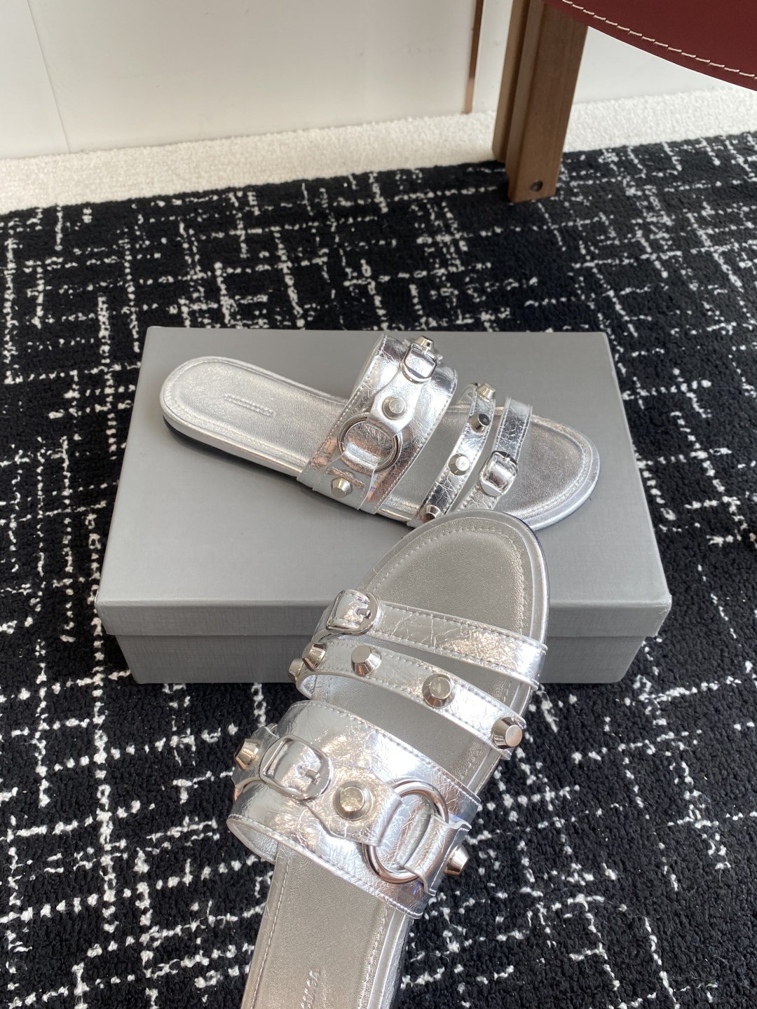 代购级
BALENCIAGA 巴黎世家 25ss 新款金属铆钉凉拖鞋系列！

这双CAGOLE拖鞋鞋型是