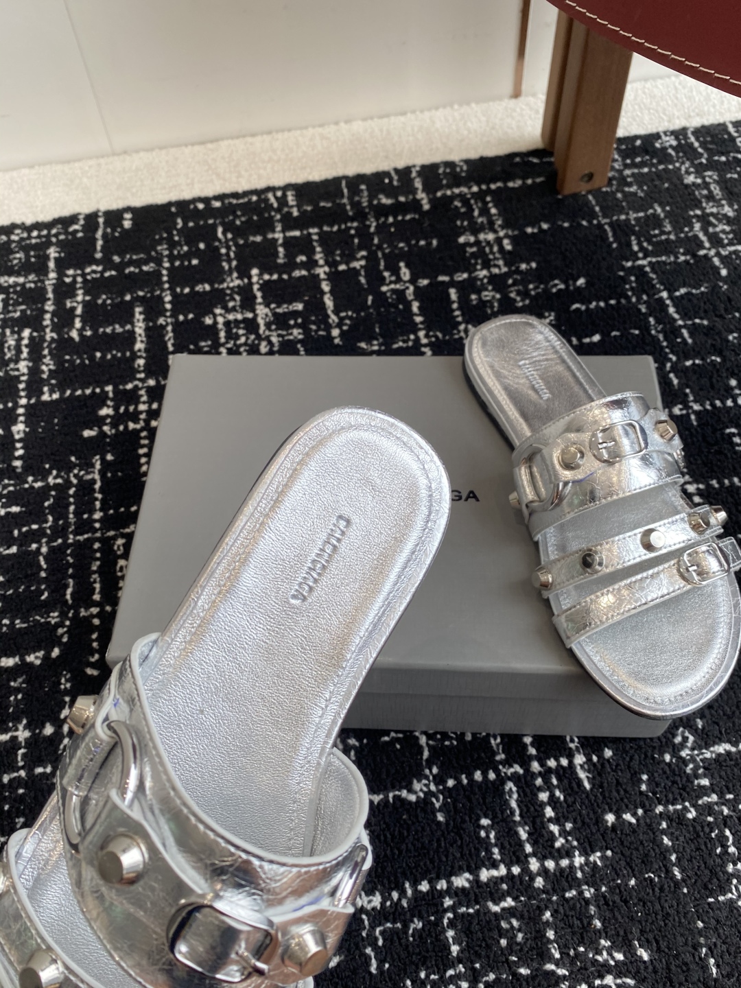 代购级
BALENCIAGA 巴黎世家 25ss 新款金属铆钉凉拖鞋系列！

这双CAGOLE拖鞋鞋型是