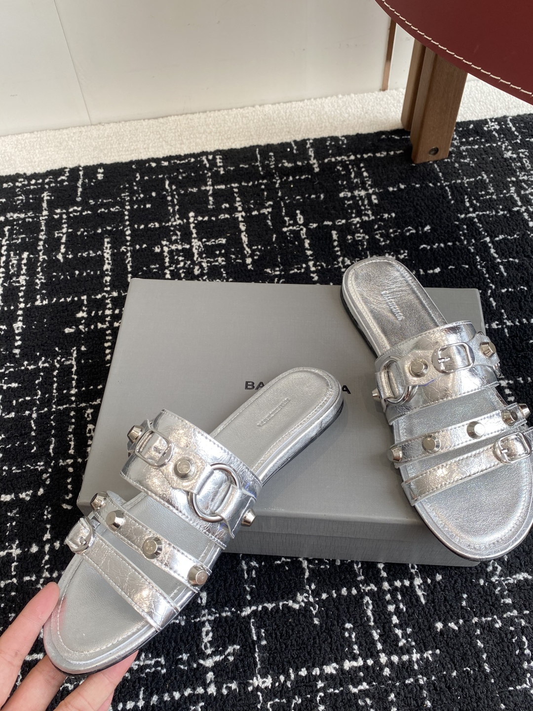 代购级
BALENCIAGA 巴黎世家 25ss 新款金属铆钉凉拖鞋系列！

这双CAGOLE拖鞋鞋型是